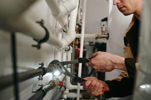 Fontanero ajustando llaves de paso y tuberías de agua en instalación doméstica en Villaviciosa de Odón y Móstoles