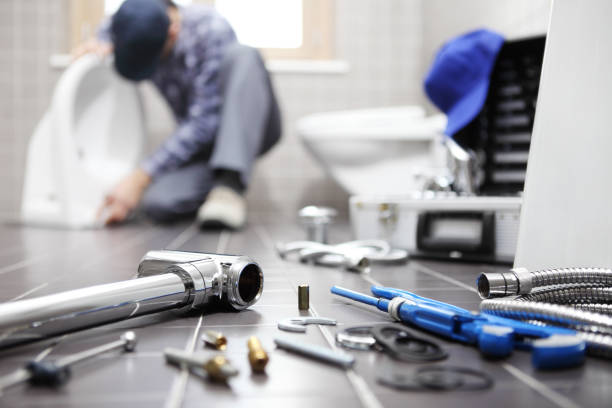 Fontanero profesional instalando tuberías y grifos en baño de vivienda en Móstoles y Alcorcón